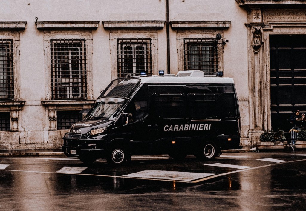 L’auto dei carabiniei supera il limite di velocità durante l’inseguimento, ma non è sufficiente a provare che anche il soggetto inseguito lo abbia&nbsp;superato